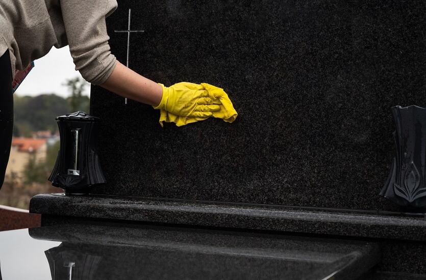 Kto może skorzystać z całorocznej opieki nad nagrobkiem bliskiej osoby?