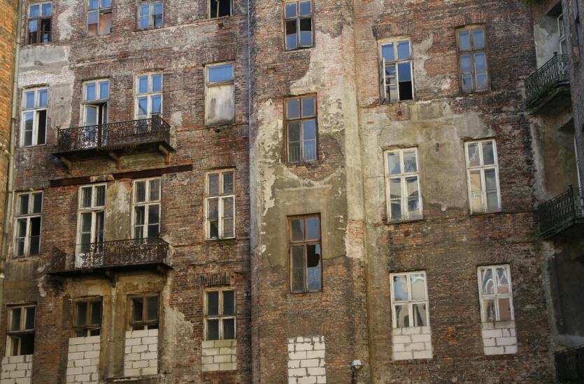 Jak badania techniczne zmieniają wybór metody przy remoncie zabytkowej kamienicy