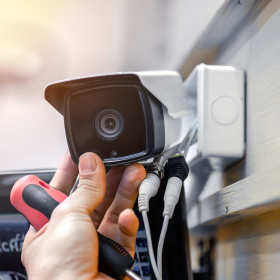 Komu warto zlecić instalację systemów alarmowych i monitoringu?