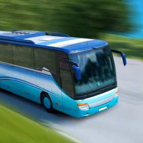 Zalety transportu publicznego – kiedy lepiej wybrać autobus niż własne auto?