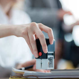 Laserowa czy flash? Specjalista z Duma Print przedstawia różnice między dwoma najpopularniejszymi rodzajami pieczątek