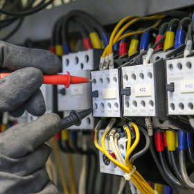 Jak firma Leszek Dzikowski Usługi Instalacyjno Elektryczne zabezpiecza obiekty?