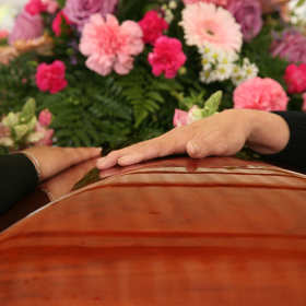 Zakład Pogrzebowy Gdaniec – jakie są różnice pomiędzy pogrzebem świeckim a wyznaniowym?