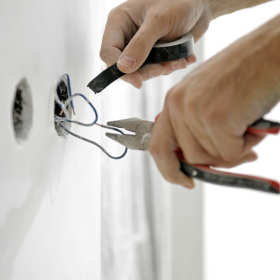 Jakie usługi elektroinstalacyjne oferuje firma Zibi-Elektrotech?