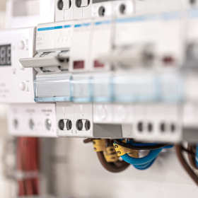 Sprawdź, kiedy pogotowie elektryczne pomoże Ci w usunięciu awarii