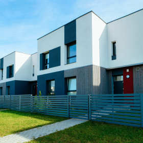 Dlaczego ogrodzenia, balustrady i schody produkowane są ze stali?