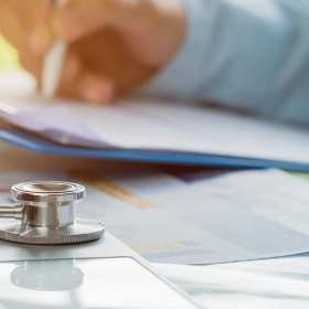 Wykonywanie zabiegu skleroterapii z Gabinetem Chirurgicznym Piotra Smoczyka