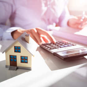 W czym pomaga pośrednik obrotu nieruchomościami Invest Mazury Adam Romancewicz?