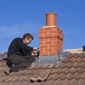 Czy warto zdecydować się na pełną obróbkę blacharską komina? Sprawdź, co na ten temat podpowiadają specjaliści z firmy dekarskiej Leszka Dybikowskiego!