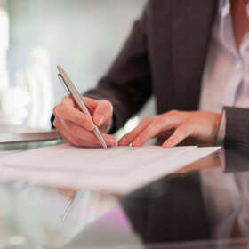 W jakich sytuacjach warto skorzystać z pomocy biura tłumaczeń Danuty Jabłońskiej-Najdek?