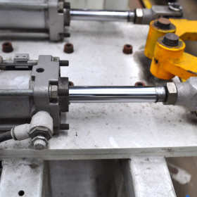 Siłowniki hydrauliczne – istota ich regeneracji