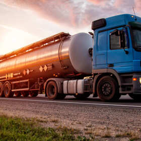 Profesjonalny przewóz produktów niebezpiecznych ADR w ofercie firmy Poltank Siegfried Hansen! 
