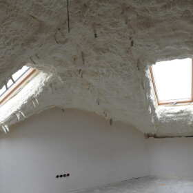 Niekwestionowane zalety ocieplenia domu pianką poliuretanową – postawa na izolację natryskową wykonywaną przez firmę Ł.K. Termo-Bud! 