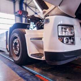 Naprawa układów hydraulicznych ciągników siodłowych w autoserwisie TOSA 