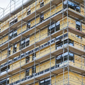 Kiedy wykonywana jest elewacja domu przez przedsiębiorstwo budowlane Marka Guzikowskiego i Andrzeja Sielaszuka? 