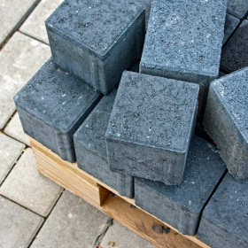 Jaką kostkę brukową na podjazd wybrać? Podpowiada specjalista Heller wykonujący usługi brukarskie