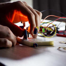 Jak zabezpieczyć instalację elektryczną przed pożarem?