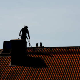 Gdy kominiarz puka do drzwi – obowiązkowe przeglądy przeprowadzi Zakład Usług Kominiarskich Sławomir Okruch 