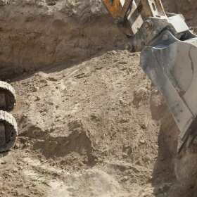 Prace ziemne na budowie z firmą Wyburzacze.eu Sp. z o.o. – jaki sprzęt użyć do wykopów pod fundamenty?