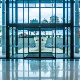 Przeglądy drzwi automatycznych, na co zwrócić szczególną uwagę? Firma Tomador