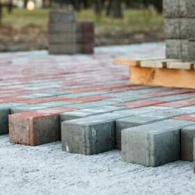 Betonowa kostka brukowa, czyli jak zadbać o estetyczną przestrzeń wokół domu? Sprawdź, co na ten temat opowiedział nam specjalista z firmy Viro Bruk