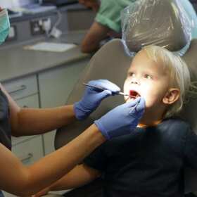 Kiedy udać się z dzieckiem do dentysty? Poradnik dla rodziców od Gabinetu Stomatologicznego Mirosławy Szczupak