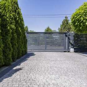 Brama przesuwna czy dwuskrzydłowa? Przegląd obu rozwiązań z firmą Bramax