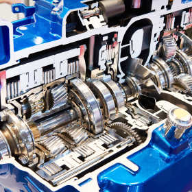 Czynności wykonywane przez mechaników specjalizujących się w naprawach skrzyń biegów