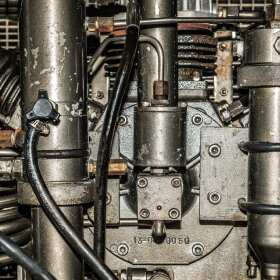 Pierścienie dławicowe z żeliwa vs. z brązu GCS - analiza wyboru materiałów