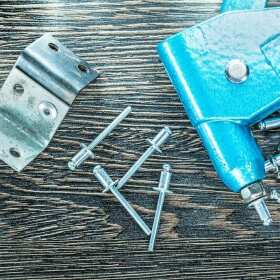 Jak dobrać odpowiedni rodzaj nitów? Poradnik firmy Metalplast