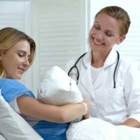 Opieka położnej po porodzie - kluczowy etap wsparcia dla nowej mamy. Położna środowiskowo-rodzinna Halina Grudzień