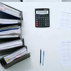 Kiedy warto zdecydować się na pełną księgowość, a kiedy na uproszczoną?