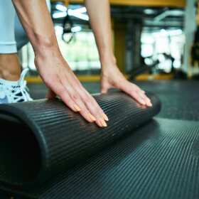 Korzyści z używania maty treningowej podczas ćwiczeń - oferta www.fitness4you.pl