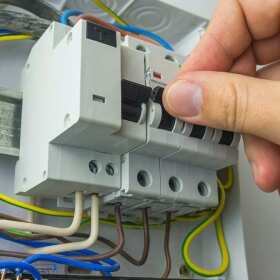 Problem z bezpiecznikami – co robić, gdy „wybijają korki”? – Elektro Instalator