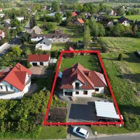 PLK Studio: Przestronny dom w Lednogórze: 7 pokoi, ogrzewanie podłogowe i kominek