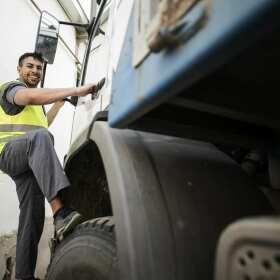 Ramy samochodów ciężarowych – przyczyny uszkodzeń oraz naprawy w Truck & Trailer Center