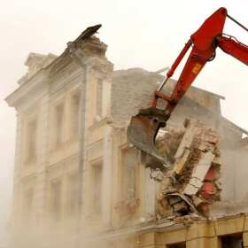 Czym charakteryzują się prace rozbiórkowe prowadzone przez Bandyszewski Transport Budowlany?