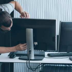 Monitor komputerowy sprawia kłopoty? Poznaj najczęstsze przyczyny dzięki firmie Hit-Serwis