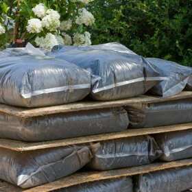 Wiesława Śnieg Transport Towarowy: Ziemia ogrodowa, czarnoziem czy torf - jak wybrać najlepszą dla swojego ogrodu?