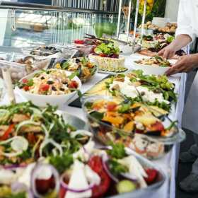 Na jakie okazje doskonale sprawdzi się catering? Catering - Easy Cheesy