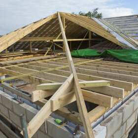 Jak wybrać drewno na konstrukcję dachu ze Składu materiałów budowlanych Dormat?