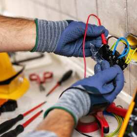 Co wyróżnia nowoczesne instalacje elektryczne? Firma elektryczna Żaba