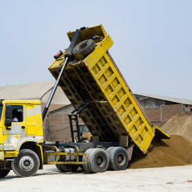 Bezpieczny transport materiałów sypkich – na czym polega?