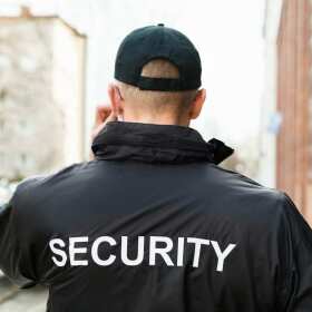 Ochrona fizyczna osób i mienia - jak wybrać odpowiednią usługę?