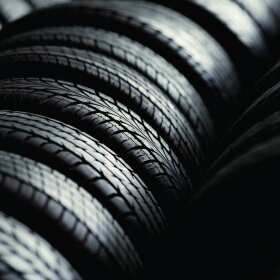 Sezonowe czy wielosezonowe? Jakie opony na zimę polecają specjaliści z firmy Gumimot?