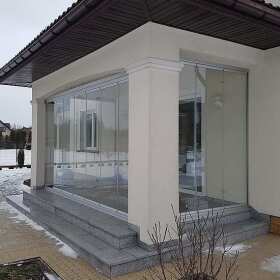 Szklane zabudowy tarasów – jak wprowadzić elegancję i funkcjonalność do przestrzeni? Szklanorama