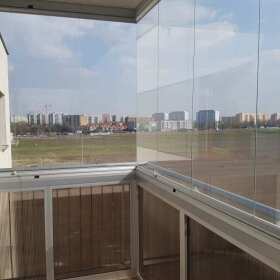 Izolacja termiczna mieszkania – jak zabudowa balkonów i tarasów może poprawić komfort cieplny?