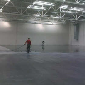 Zalety stosowania posadzek antyelektrostatycznych w przemyśle | Md Projekt Posadzki Przemysłowe