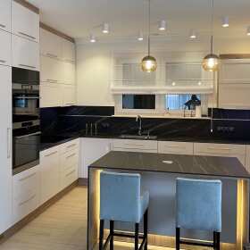  Jakie meble najlepiej sprawdzą się w małej kuchni? Sprawdź, co podpowiadają fachowcy z firmy Meble Koncept!