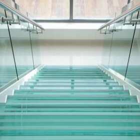 Szklane schody samonośne – nowoczesne rozwiązanie